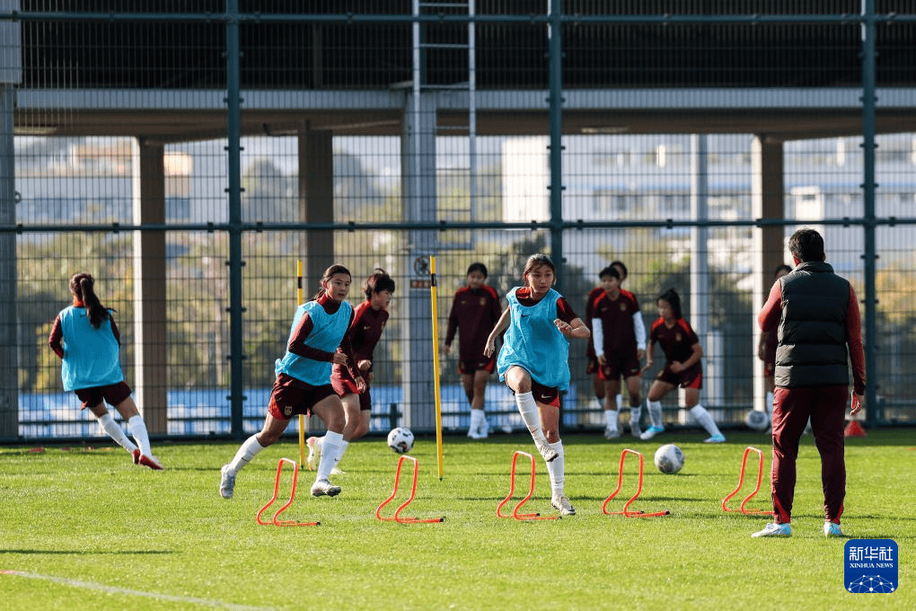 乐动体育平台-中国女足赴美拉练肖裕仪进球视频